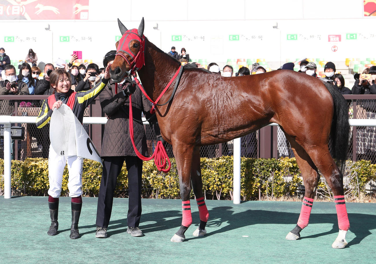 中京4R、3歳1勝クラスを制したエレガントムーンと口取りに並ぶ今村騎手（左）（撮影・白石智彦）