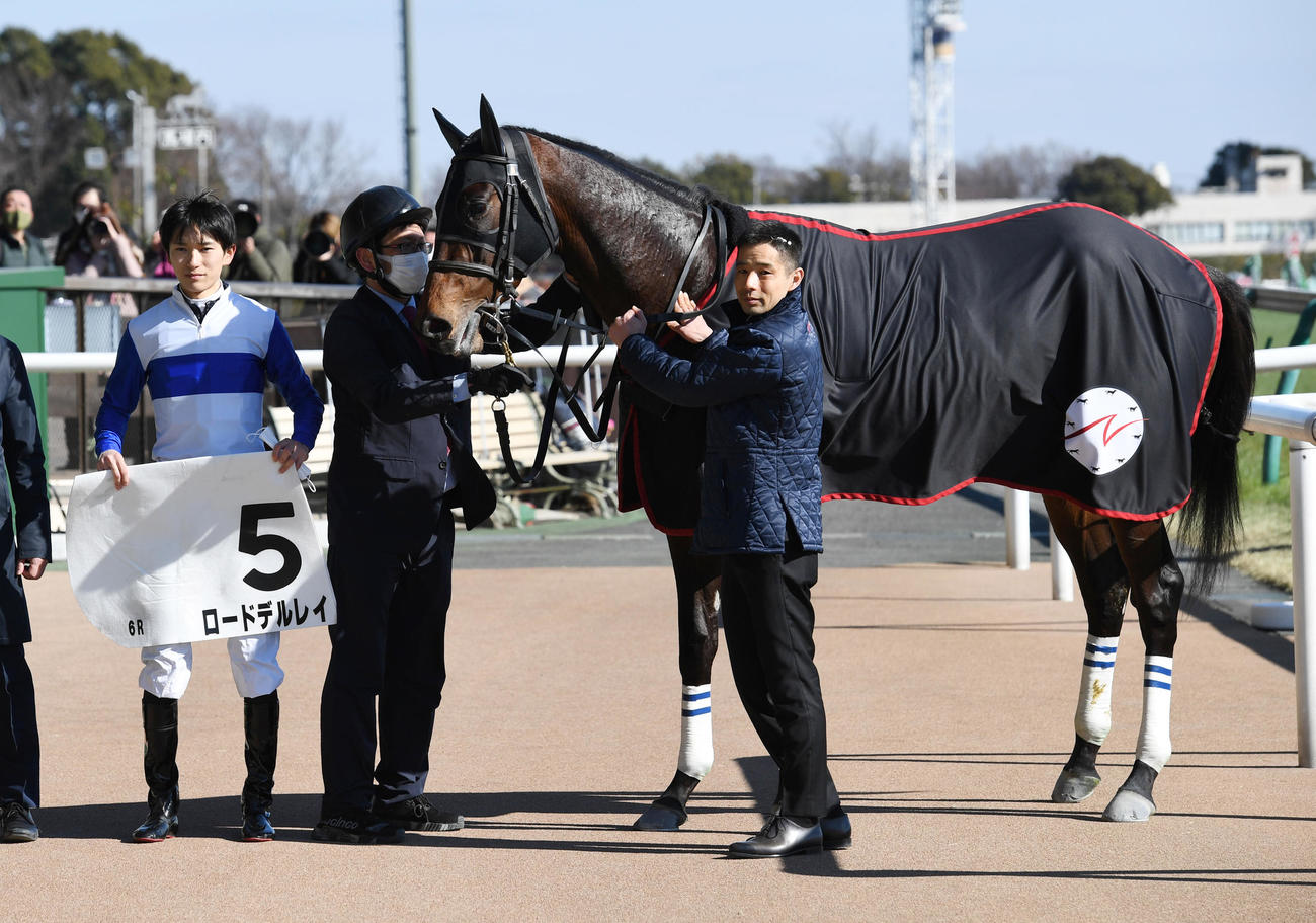 東京6R新馬戦を制したロードデルレイと坂井騎手（左）、中内田調教師（右）（撮影・柴田隆二）