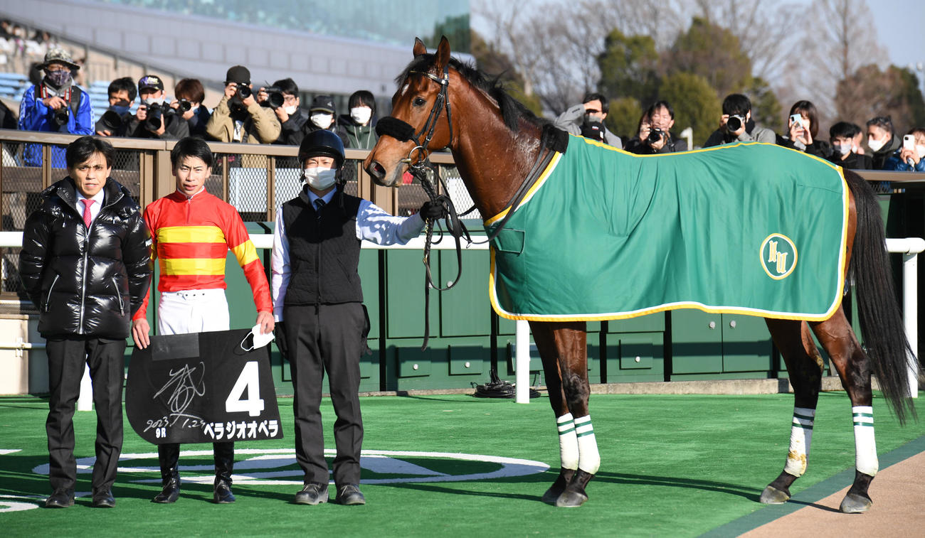 セントポーリア賞を制したベラジオオペラ、左から上村調教師、横山武騎手（撮影・柴田隆二）