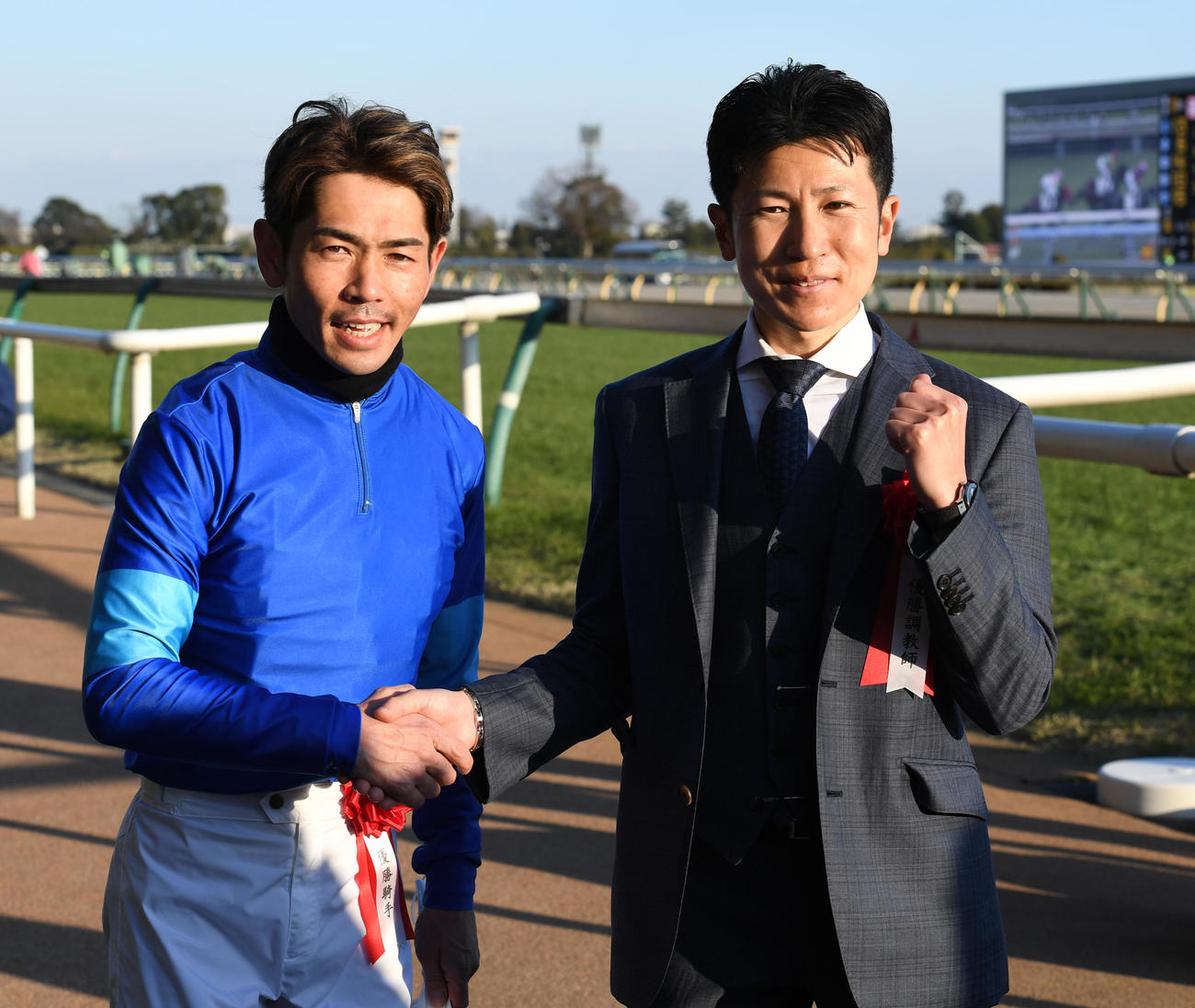 根岸Sを制したレモンポップの戸崎騎手（左）と田中博調教師は握手する（撮影・柴田隆二）
