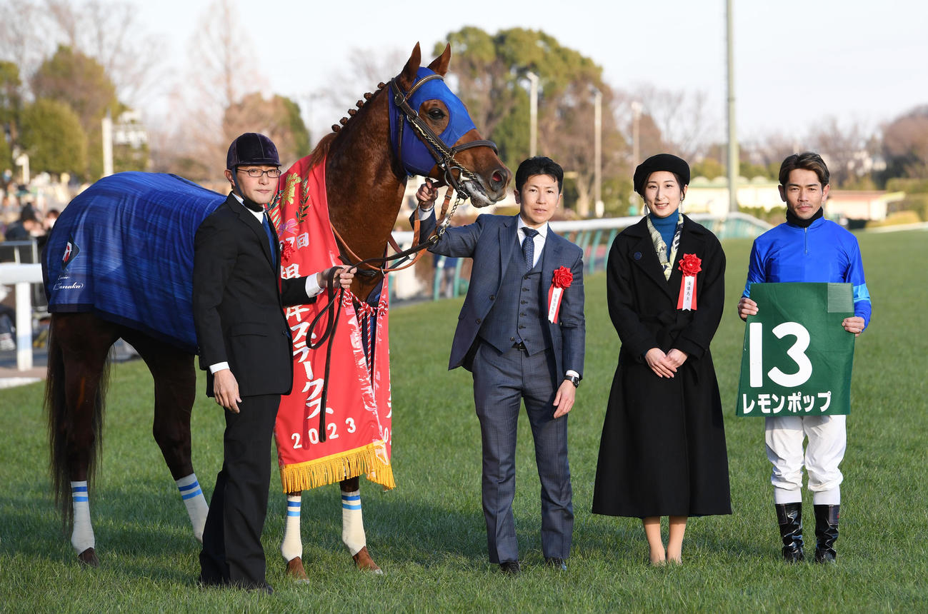 根岸Sを制したレモンポップの戸崎騎手（右端）、左から田端厩務員、田中博調教師（撮影・柴田隆二）
