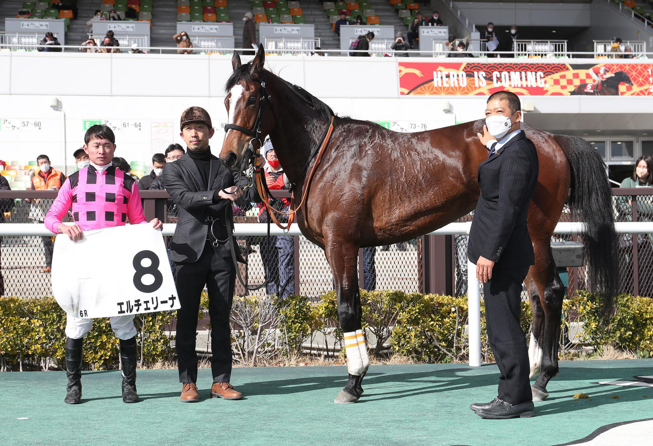 中京6R、新馬戦に勝利したエルチェリーナと口取りに並ぶ岩田望騎手（左）（撮影・白石智彦）