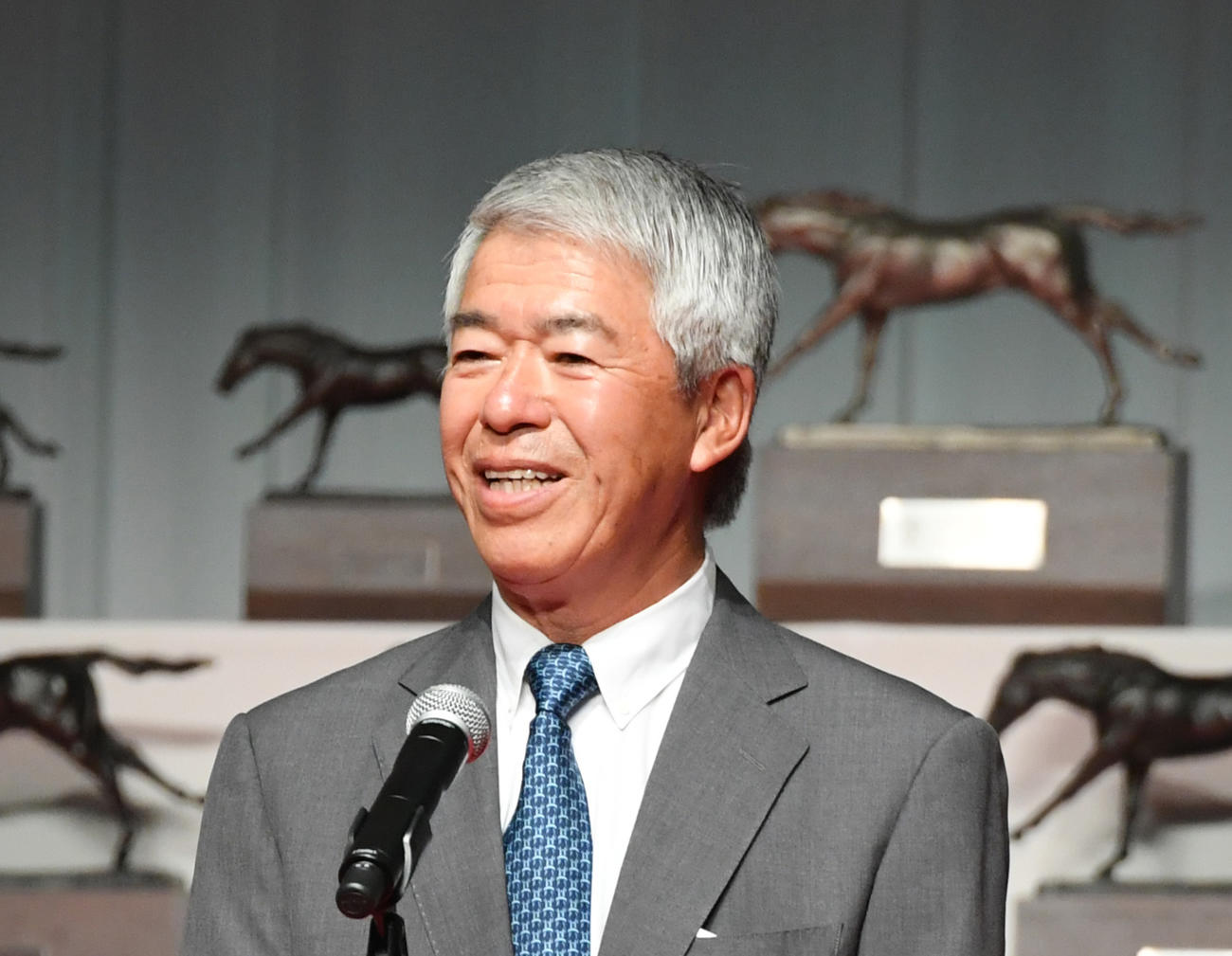 2022年度顕彰者に選ばれた藤沢元調教師はあいさつする（撮影・柴田隆二）