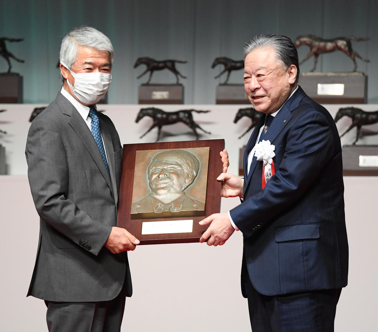 2022年度顕彰者の藤沢元調教師（左）は後藤JRA理事長からレリーフを贈呈された（撮影・柴田隆二）
