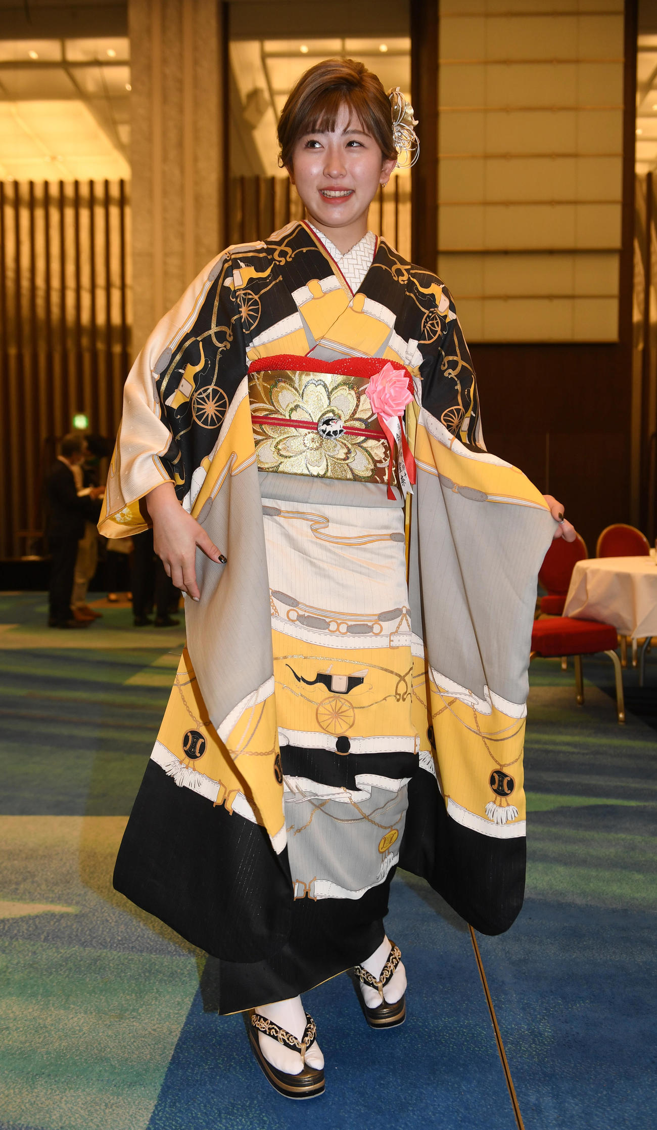 最多勝利新人騎手に選ばれた今村騎手は笑顔を見せる（撮影・柴田隆二）