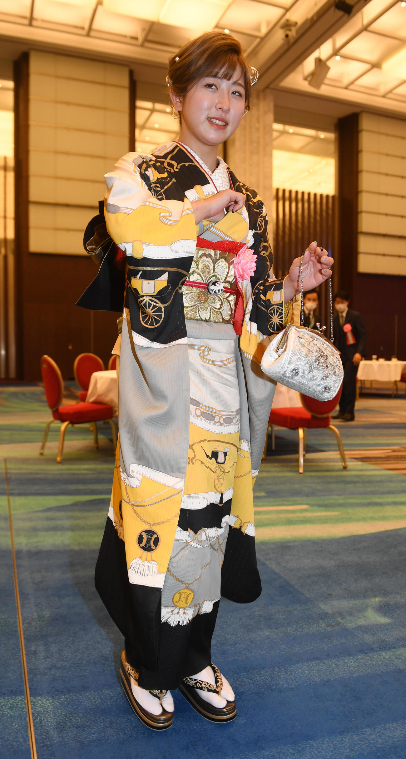 最多勝利新人騎手に選ばれた今村騎手は笑顔を見せる（撮影・柴田隆二）