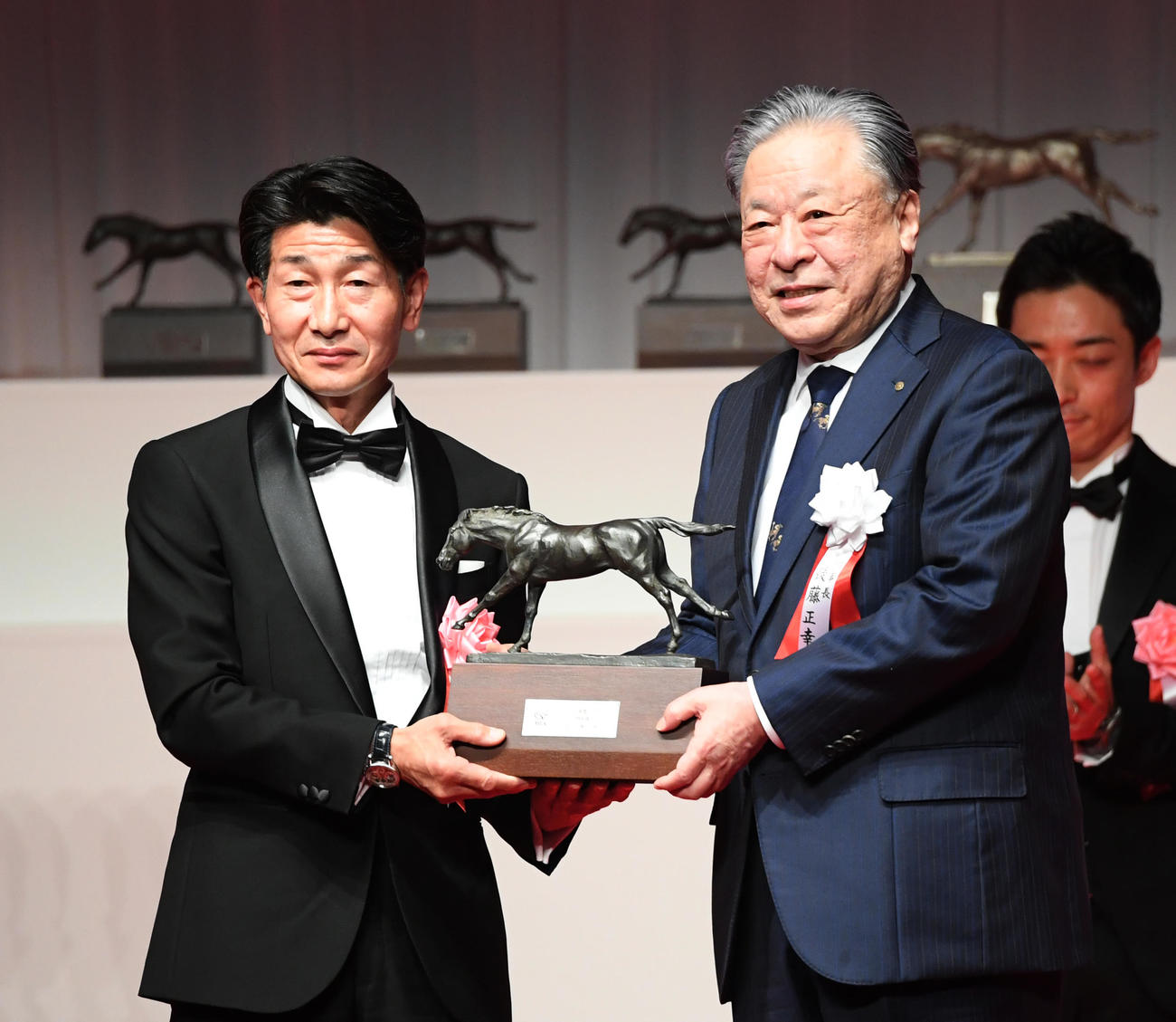 柴田善騎手（左）は後藤JRA理事長からトロフィーを贈られた（撮影・柴田隆二）
