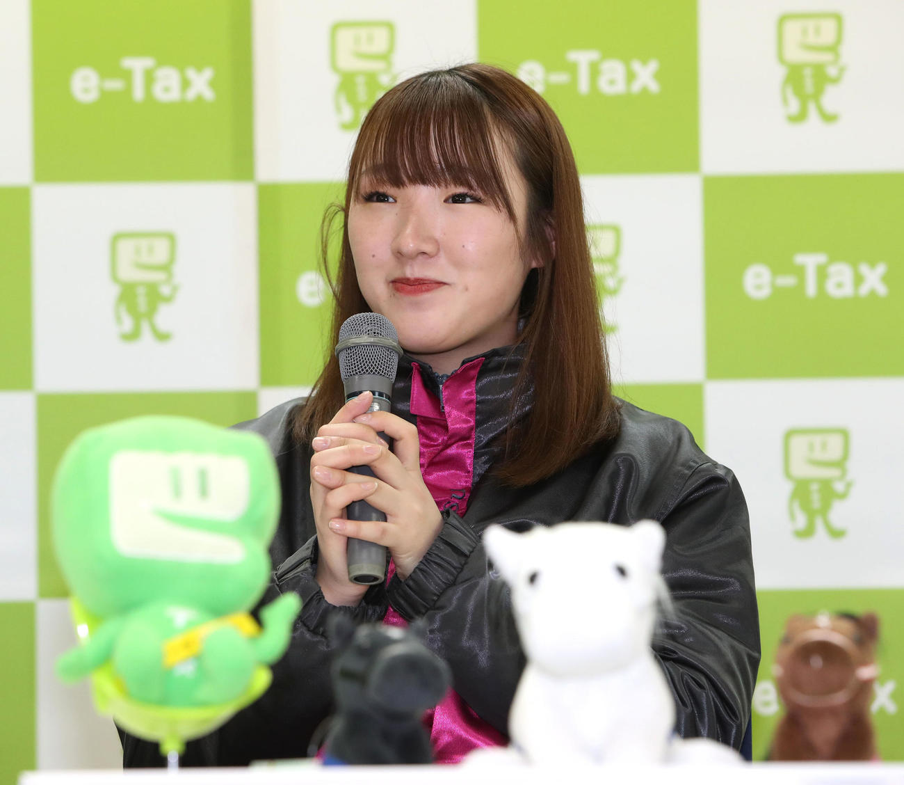 スマートフォンを使ったe－Taxの確定申告の印象を語る永島まなみ騎手（撮影・白石智彦）