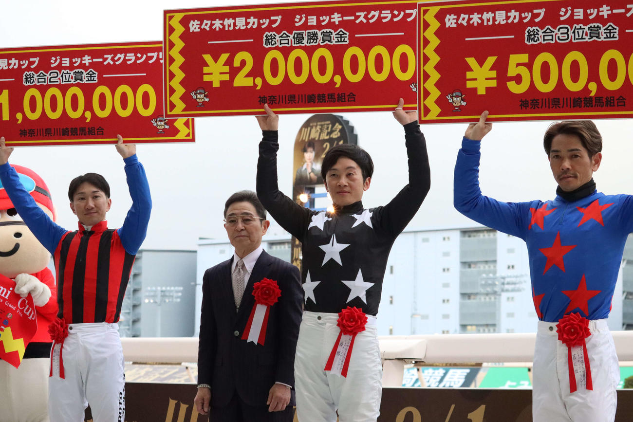 優勝した宮川実騎手（左から3人目）と表彰した佐々木竹見元騎手（同2人目）