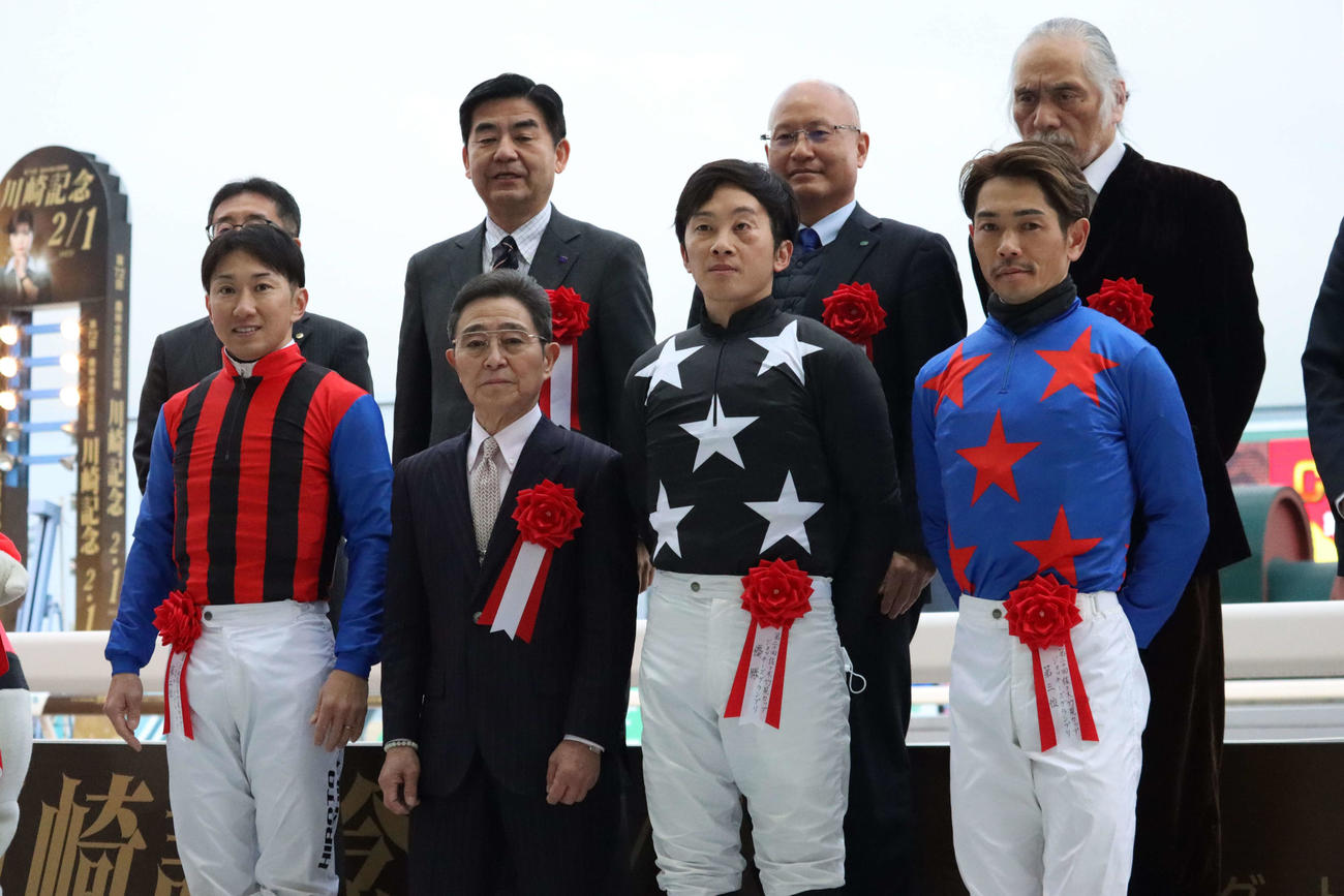 左から2位の吉原寛人騎手、表彰した佐々木竹見元騎手、優勝した宮川実騎手、3位の戸崎圭太騎手