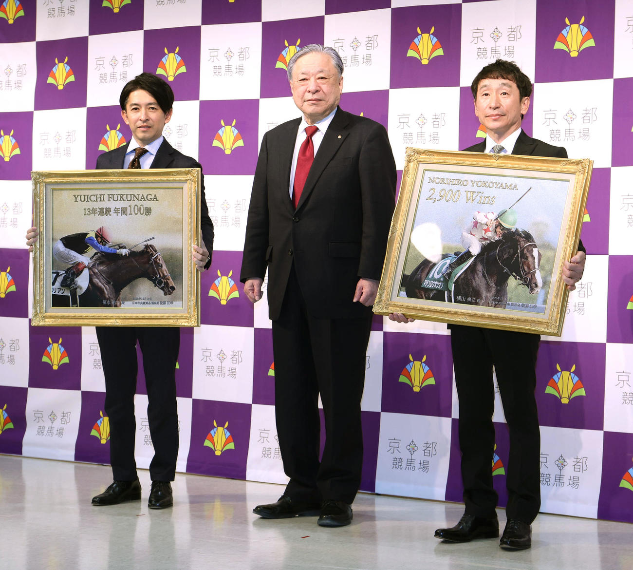 JRA理事長特別表彰セレモニーを終え記念撮影に納まる左から、福永騎手、後藤JRA理事長、横山典騎手
