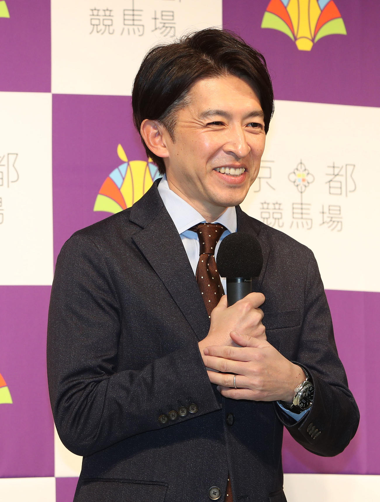 笑顔でインタビューに答える福永騎手（撮影・白石智彦）