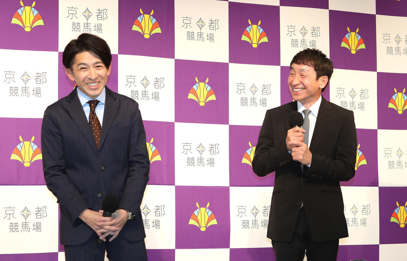 笑顔でインタビューに答える横山典騎手（右）と福永騎手（撮影・白石智彦）