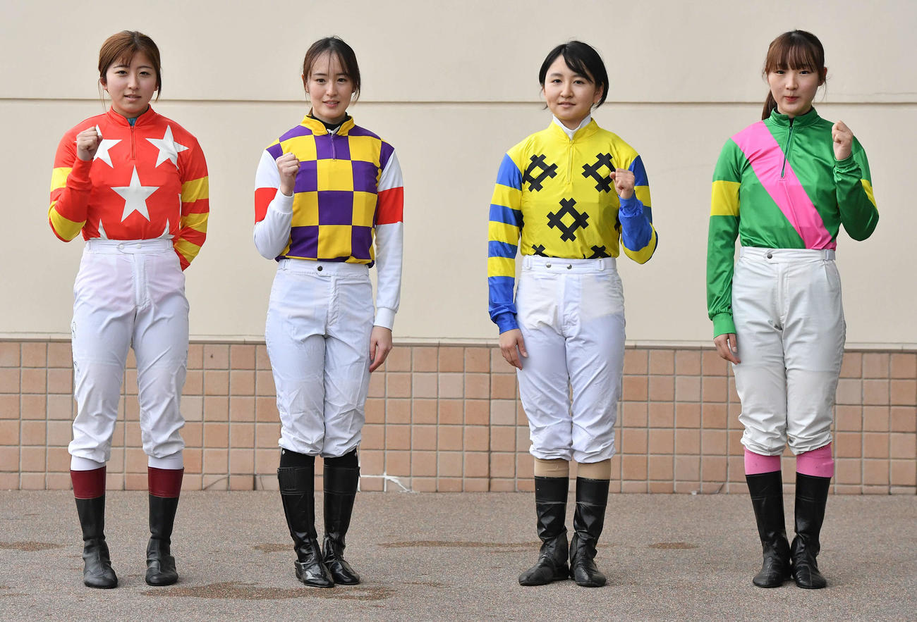 左から今村聖奈騎手、藤田菜七子騎手、古川奈穂騎手、永島まなみ騎手（2023年1月15日撮影）