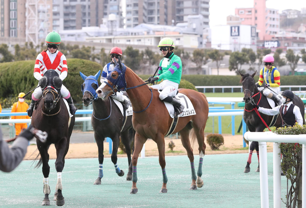 1月28日、小倉3Rを制した古川奈穂騎手（右）ら女性騎手たち
