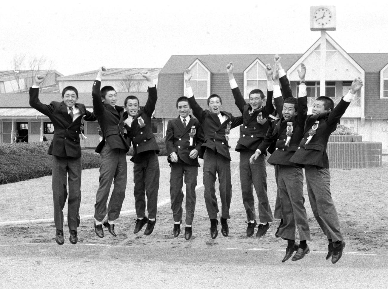 1987年、昭和62年度騎手課程3期生卒業式で蛯名正義ら同期生とジャンプして喜ぶ武豊（左端）