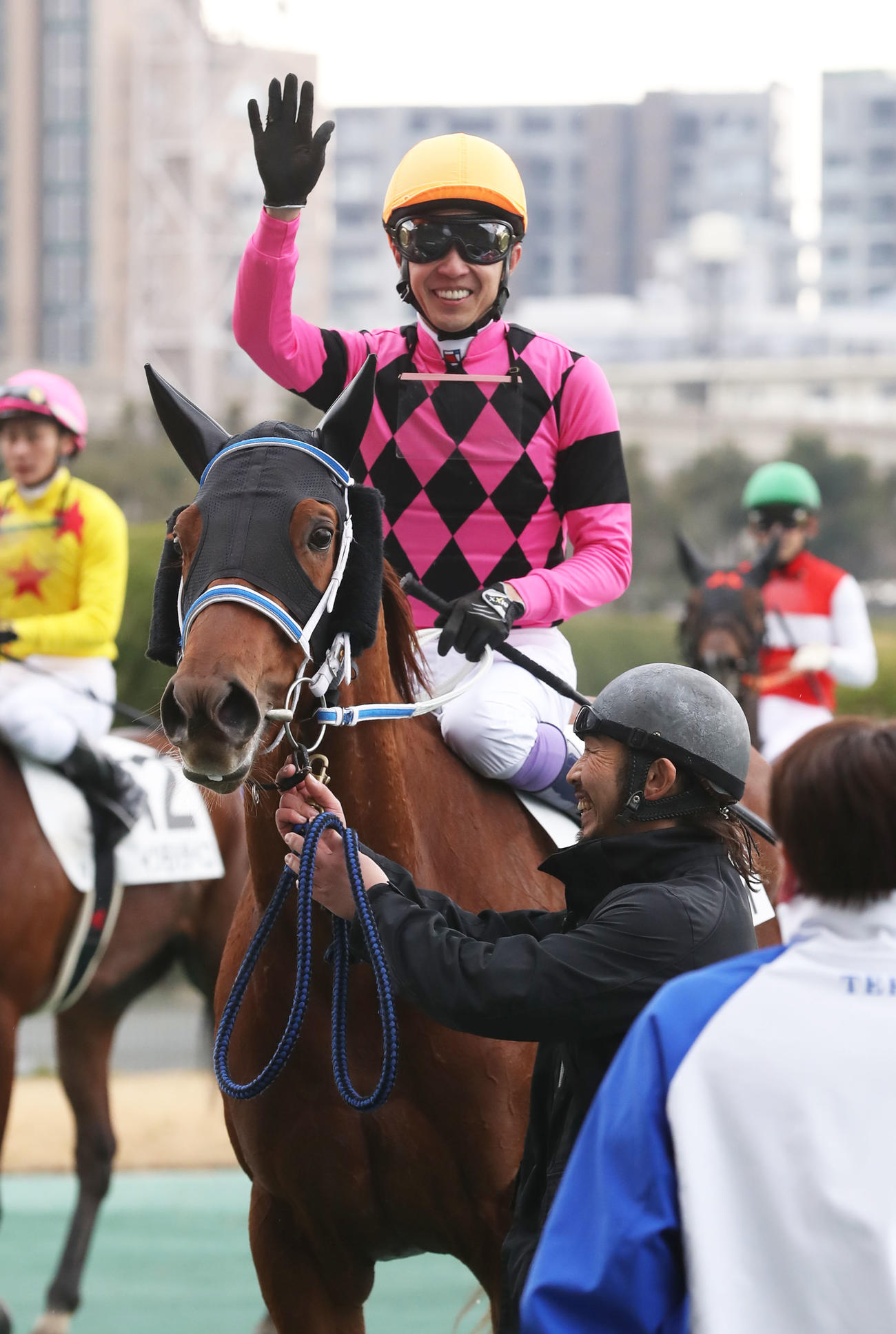小倉1RでJRA通算4400勝を達成し、観客へ手を振る武豊騎手（撮影・屋方直哉）