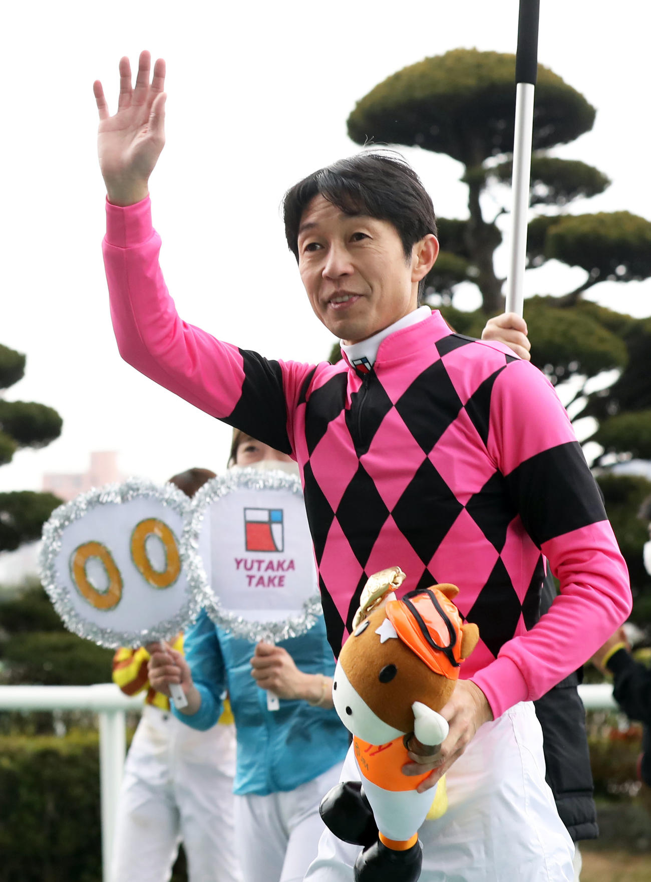小倉1RでJRA通算4400勝を達成し、観客へ手を振る武豊騎手（撮影・屋方直哉）