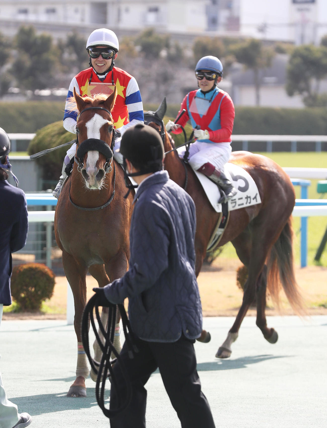 小倉7Rで1着のサトミノマロンと武豊騎手。後方は2着のラニカイと福永祐一騎手（撮影・屋方直哉）