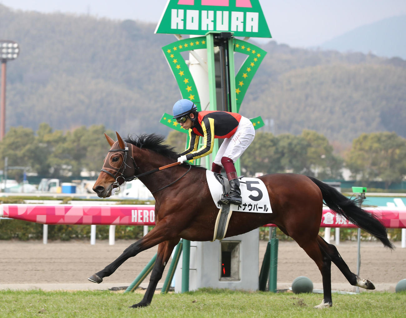 小倉2R、3歳未勝利で1着のドナウパールと福永祐一騎手（撮影・屋方直哉）