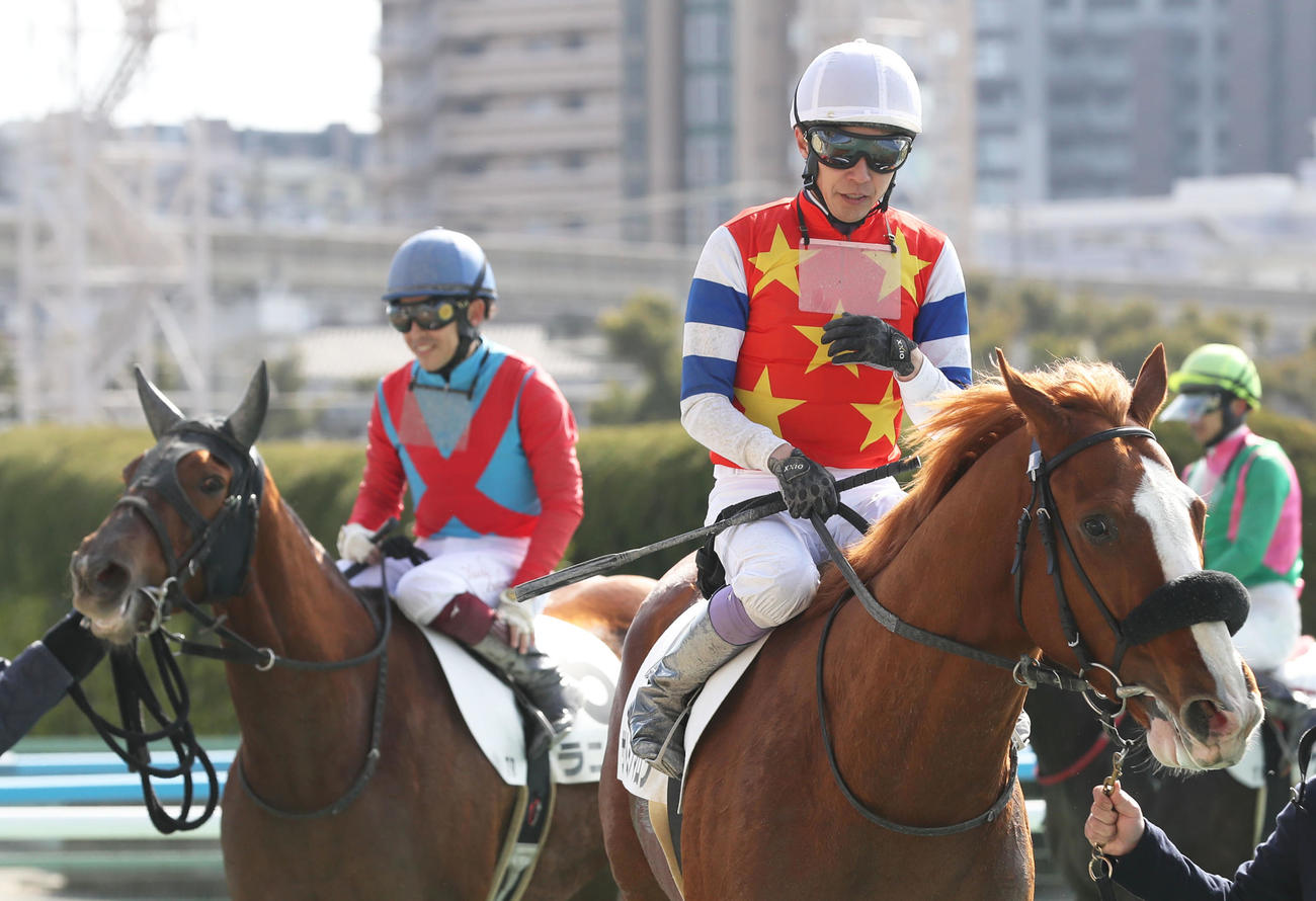 小倉7Rで1着のサトミノマロンと武豊騎手。後方は2着のラニカイと福永祐一騎手（撮影・屋方直哉）
