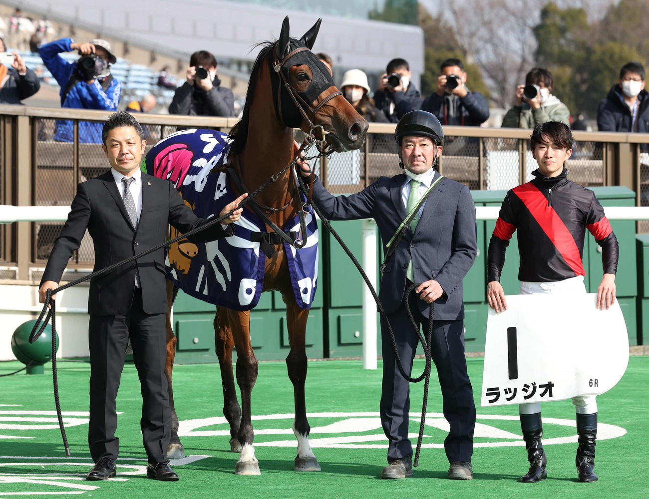 東京6R新馬戦を逃げ切ったラッジオの口取りをする大竹師（左）と菅原明騎手（右）（撮影・丹羽敏通）