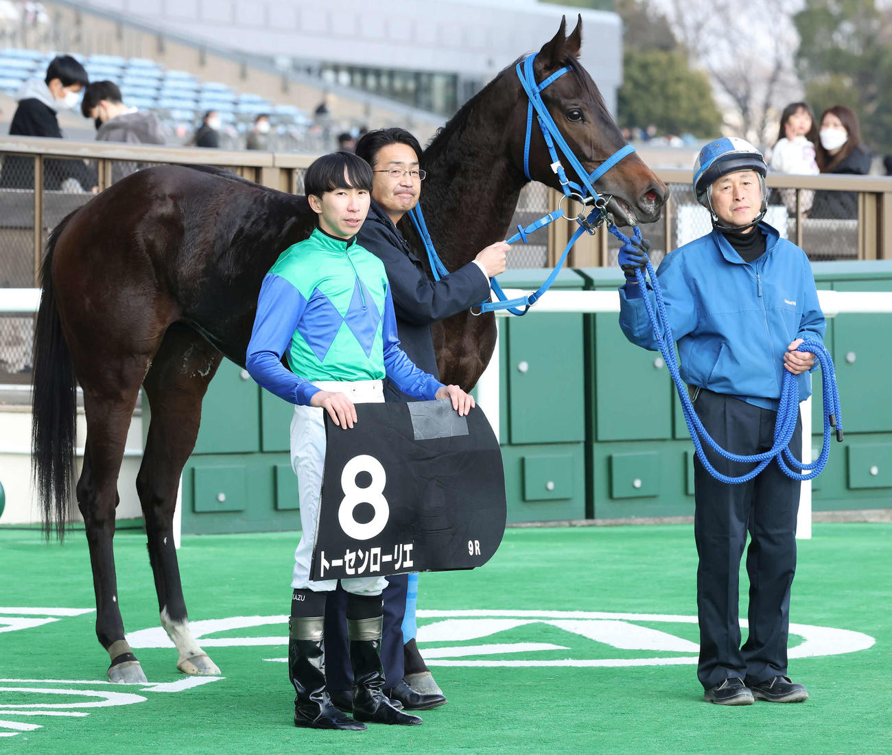 東京9R、春菜賞を制したトーセンローリエの口取りをする横山和騎手（撮影・丹羽敏通）