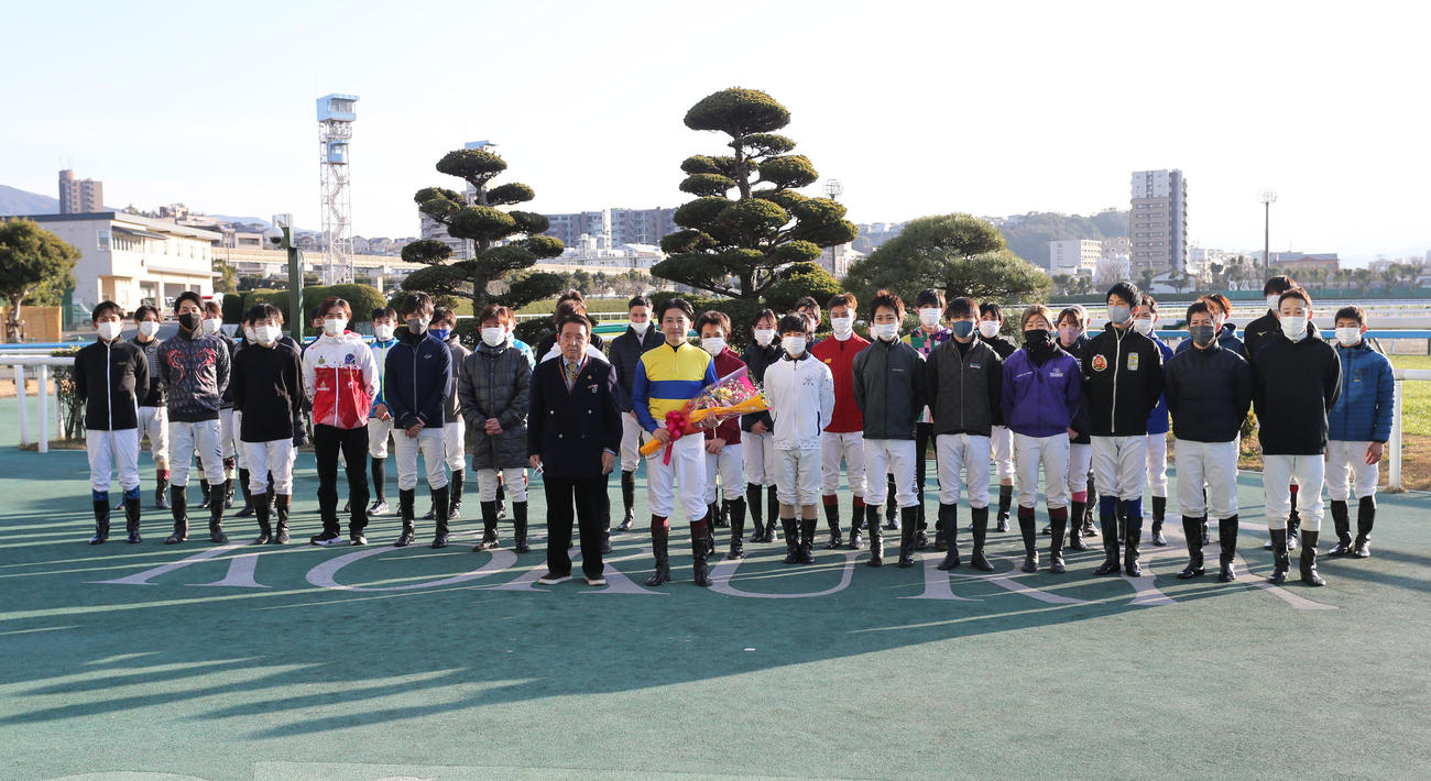 小倉競馬場での最終騎乗を終え、騎手たちと記念写真に納まる福永祐一騎手（撮影・屋方直哉）