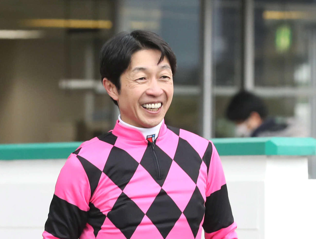 JRA通算4400勝を達成し、笑顔を見せる武豊騎手（撮影・屋方直哉）