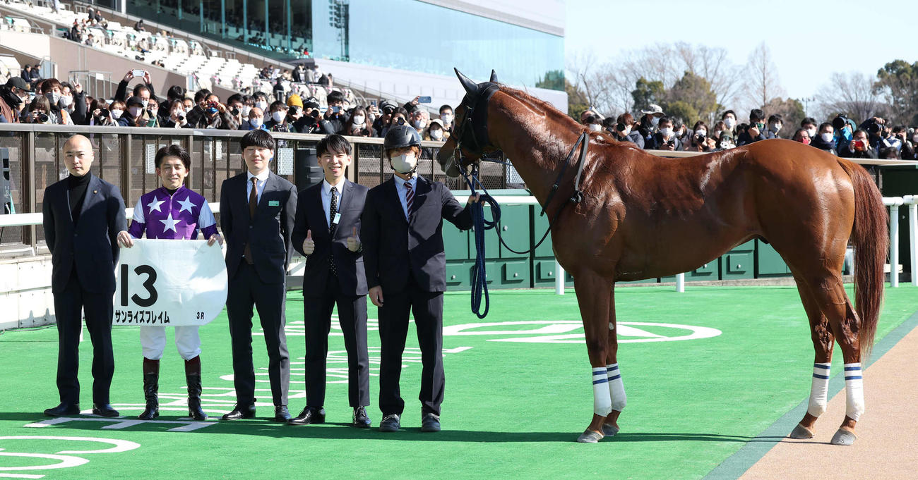 東京3R新馬戦を制したサンライズフレイムの口取りをする石坂師（左端）と福永騎手（撮影・丹羽敏通）