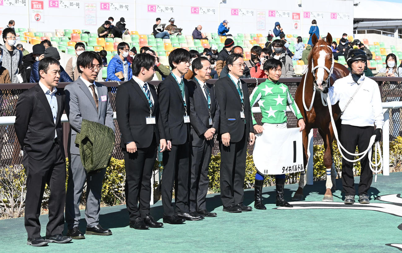 口取りを行う新馬戦を制したタイキバルドルと荻野琢騎手（撮影・前岡正明）