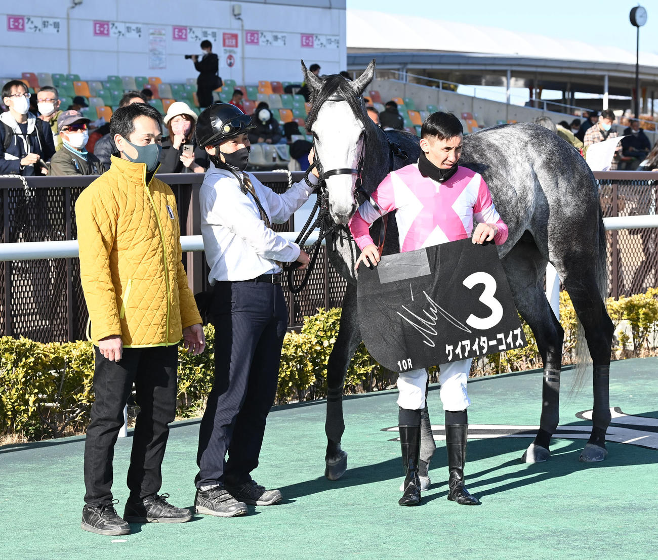 令月ステークスを制したケイアイターコイズとB・ムルザバエフ騎手（撮影・前岡正明）