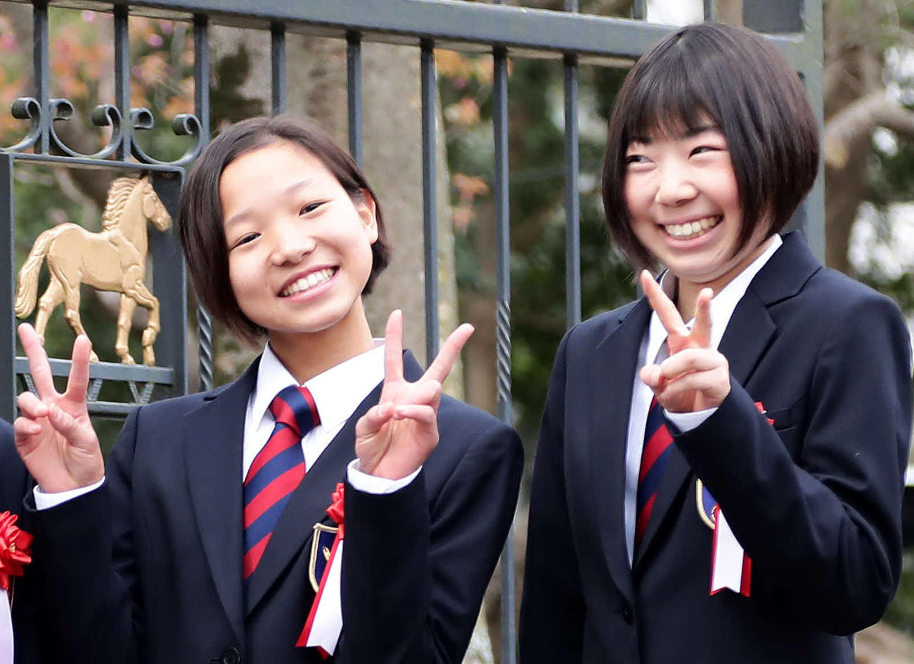 20年4月、JRA競馬学校の入学式でポーズを決める小林美駒（左）と河原田菜々