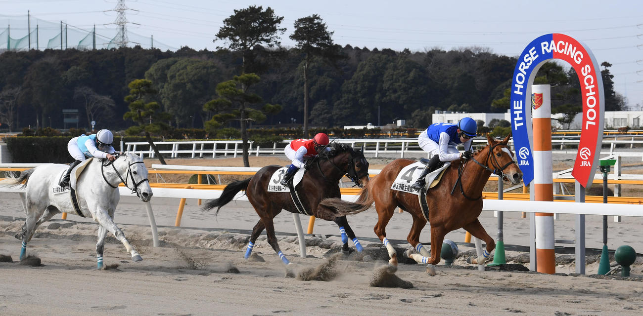 卒業記念模擬レースでワンダーヴィーヴルの小林勝太騎手（右）は3連勝。2着ショウナンワオンの佐藤翔馬騎手（中央）、3着ヤマタケジャイアンの小林美駒騎手（撮影・柴田隆二）