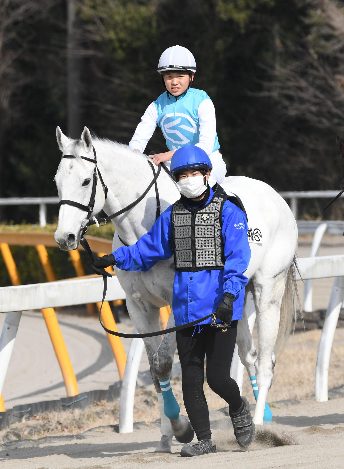 卒業記念模擬レースに向かう小林美駒騎手（撮影・柴田隆二）