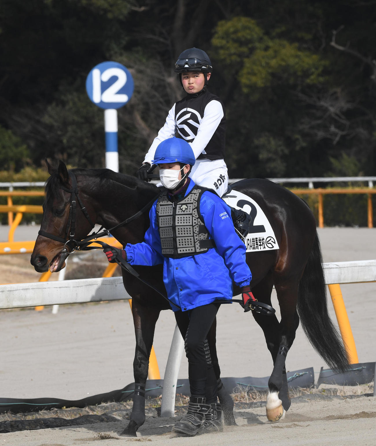 卒業記念模擬レースに向かう田口貫太騎手（撮影・柴田隆二）