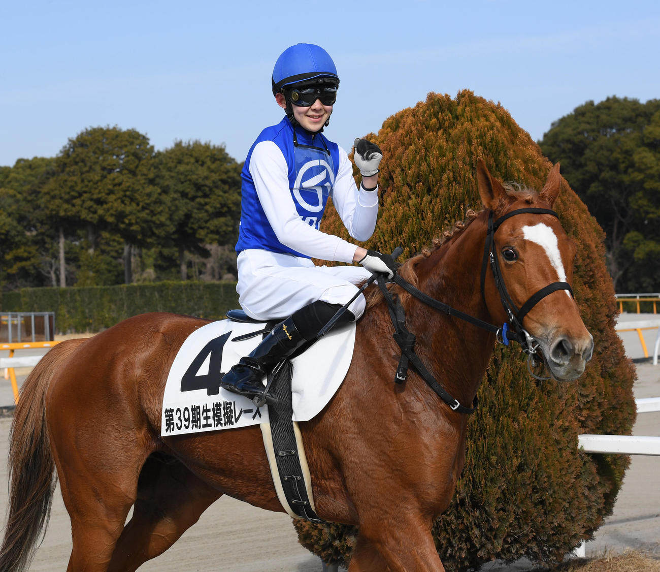 卒業記念模擬レースでワンダーヴィーヴルの小林勝太騎手は3連勝を決めガッツポーズする（撮影・柴田隆二）
