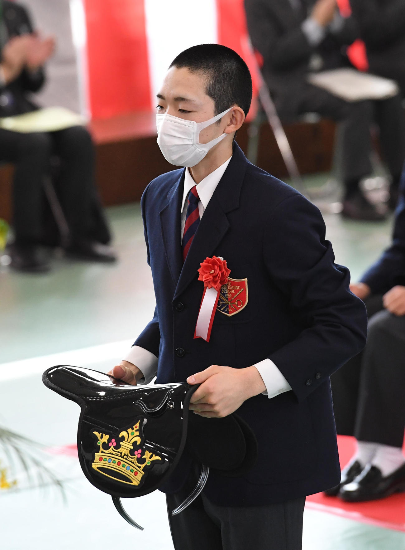 競馬学校チャンピオンシップ総合優勝者で表彰された小林勝太騎手（撮影・柴田隆二）