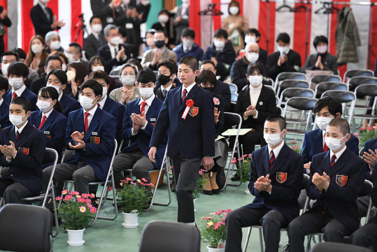競馬学校騎手課程第39期生卒業式で、入場する田口貫太騎手（中央）（撮影・柴田隆二）