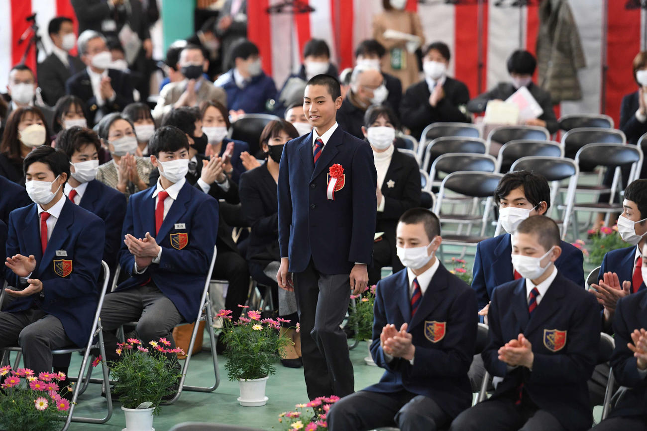 競馬学校騎手課程第39期生卒業式で、入場する石田拓郎騎手（中央）（撮影・柴田隆二）