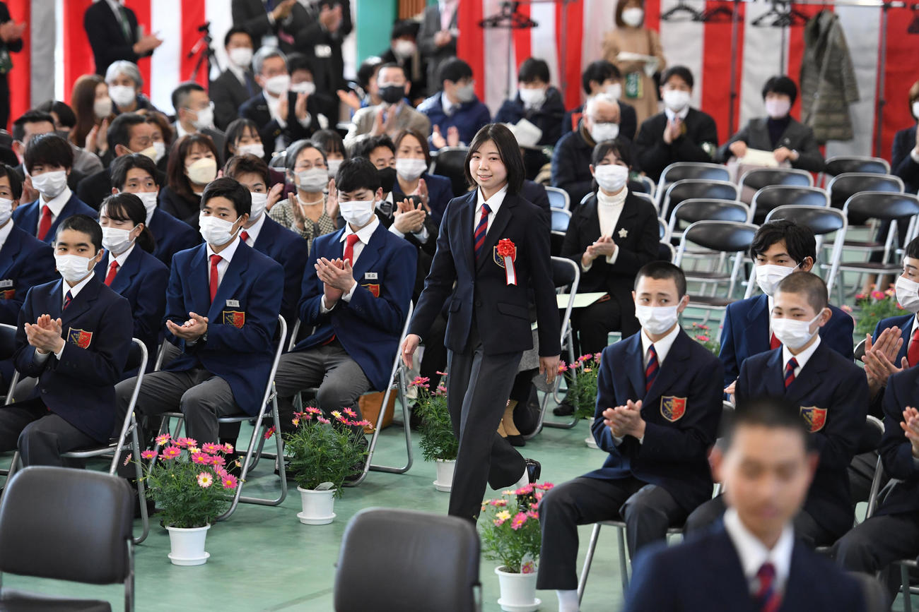 競馬学校騎手課程第39期生卒業式で、入場する河原田菜々騎手（中央）（撮影・柴田隆二）