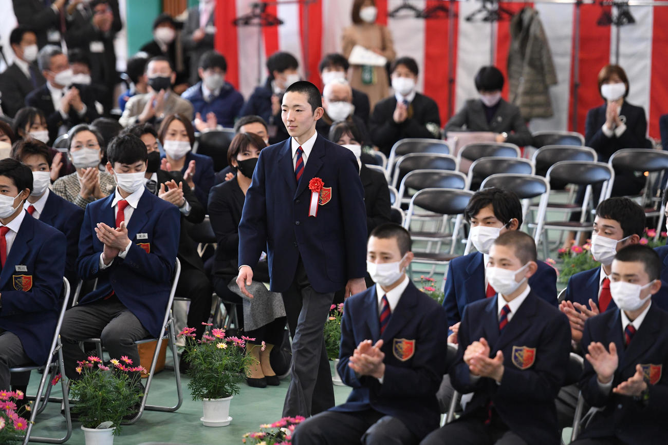 競馬学校騎手課程第39期生卒業式で、入場する小林勝太騎手（中央）（撮影・柴田隆二）