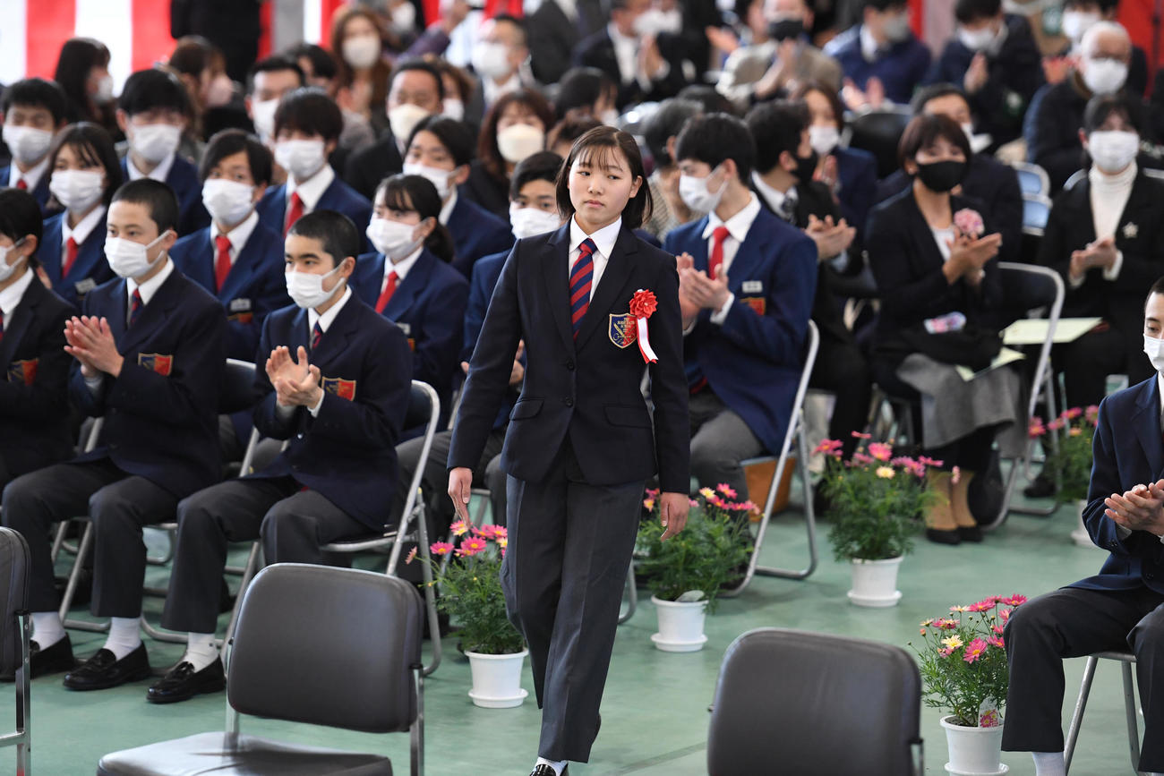 競馬学校騎手課程第39期生卒業式で、入場する小林美駒騎手（中央）（撮影・柴田隆二）