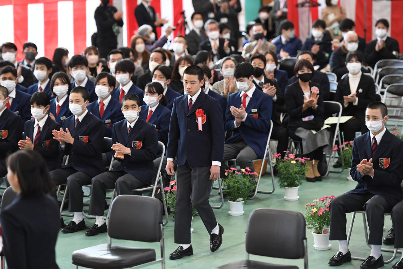 競馬学校騎手課程第39期生卒業式で、入場する佐藤翔馬騎手（中央）（撮影・柴田隆二）