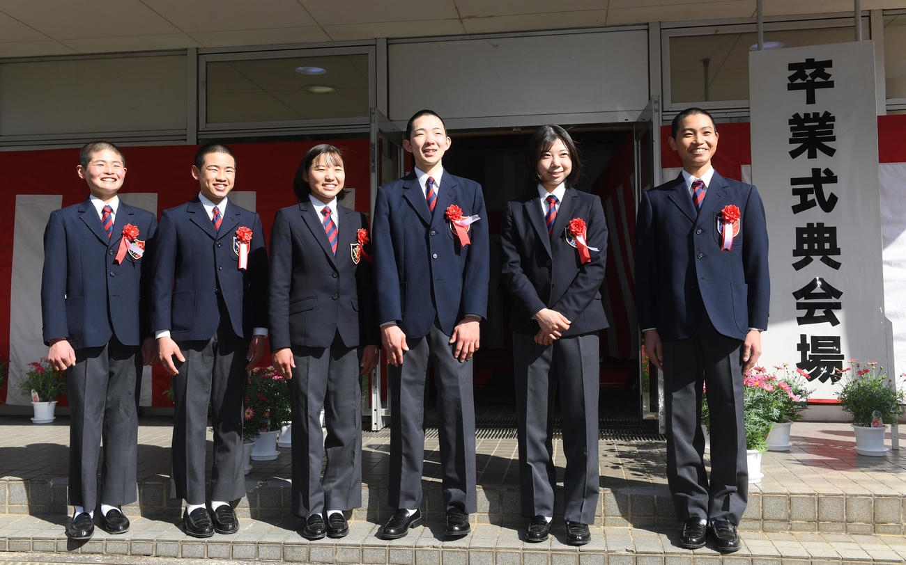 左から田口貫太騎手、佐藤翔馬騎手、小林美駒騎手、小林勝太騎手、河原田菜々騎手、石田拓郎騎手（撮影・柴田隆二）