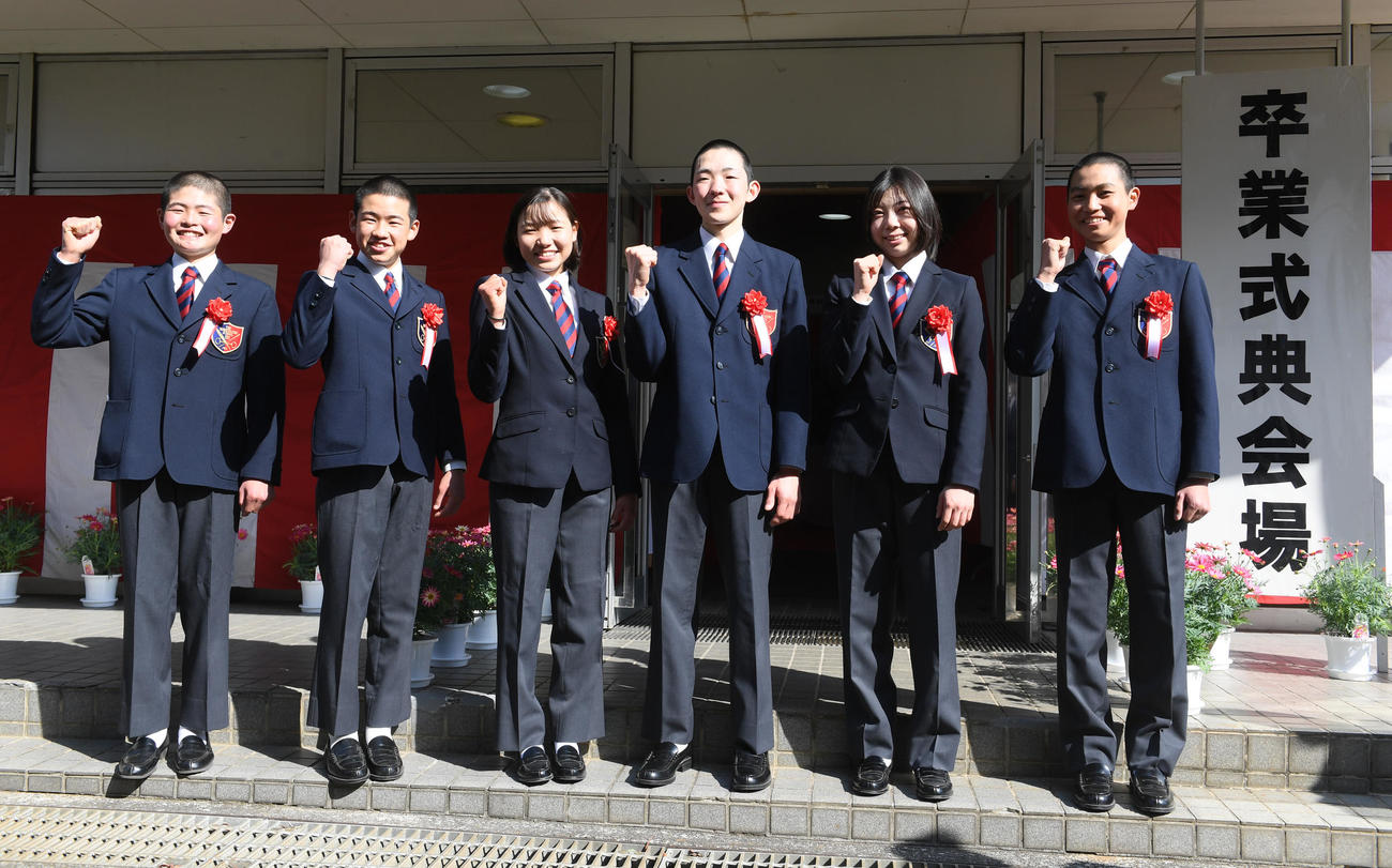 左から田口貫太騎手、佐藤翔馬騎手、小林美駒騎手、小林勝太騎手、河原田菜々騎手、石田拓郎騎手（撮影・柴田隆二）