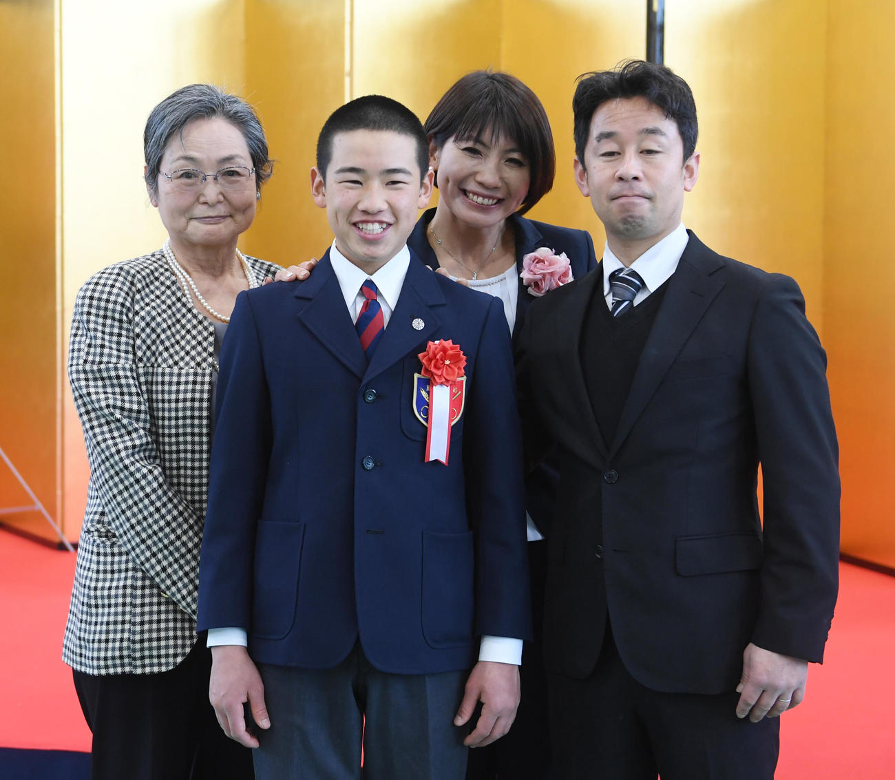 佐藤翔馬騎手と父の博紀調教師（右）（撮影・柴田隆二）