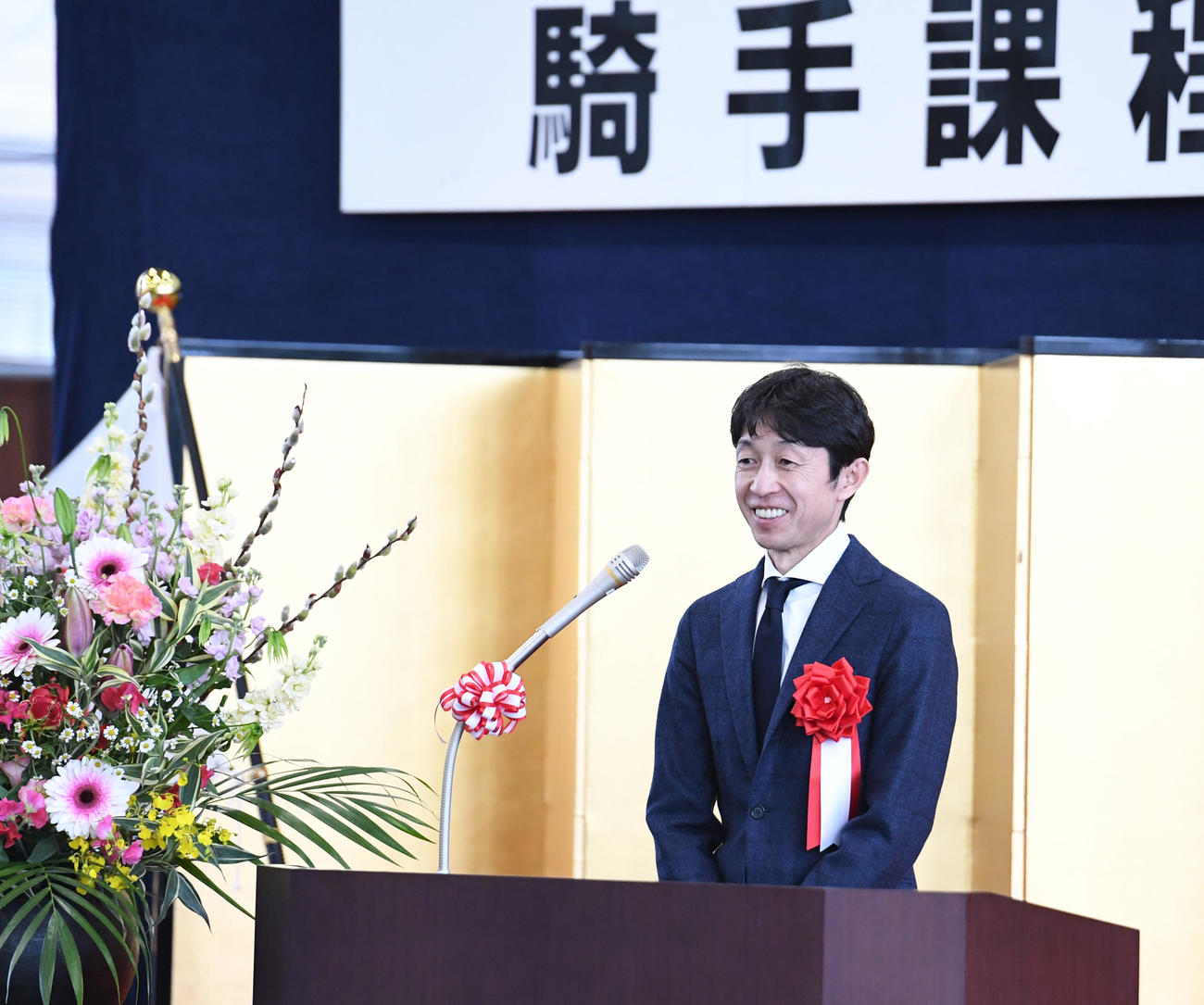 競馬学校騎手課程第39期生卒業式で、あいさつする騎手クラブ会長の武豊騎手（撮影・柴田隆二）