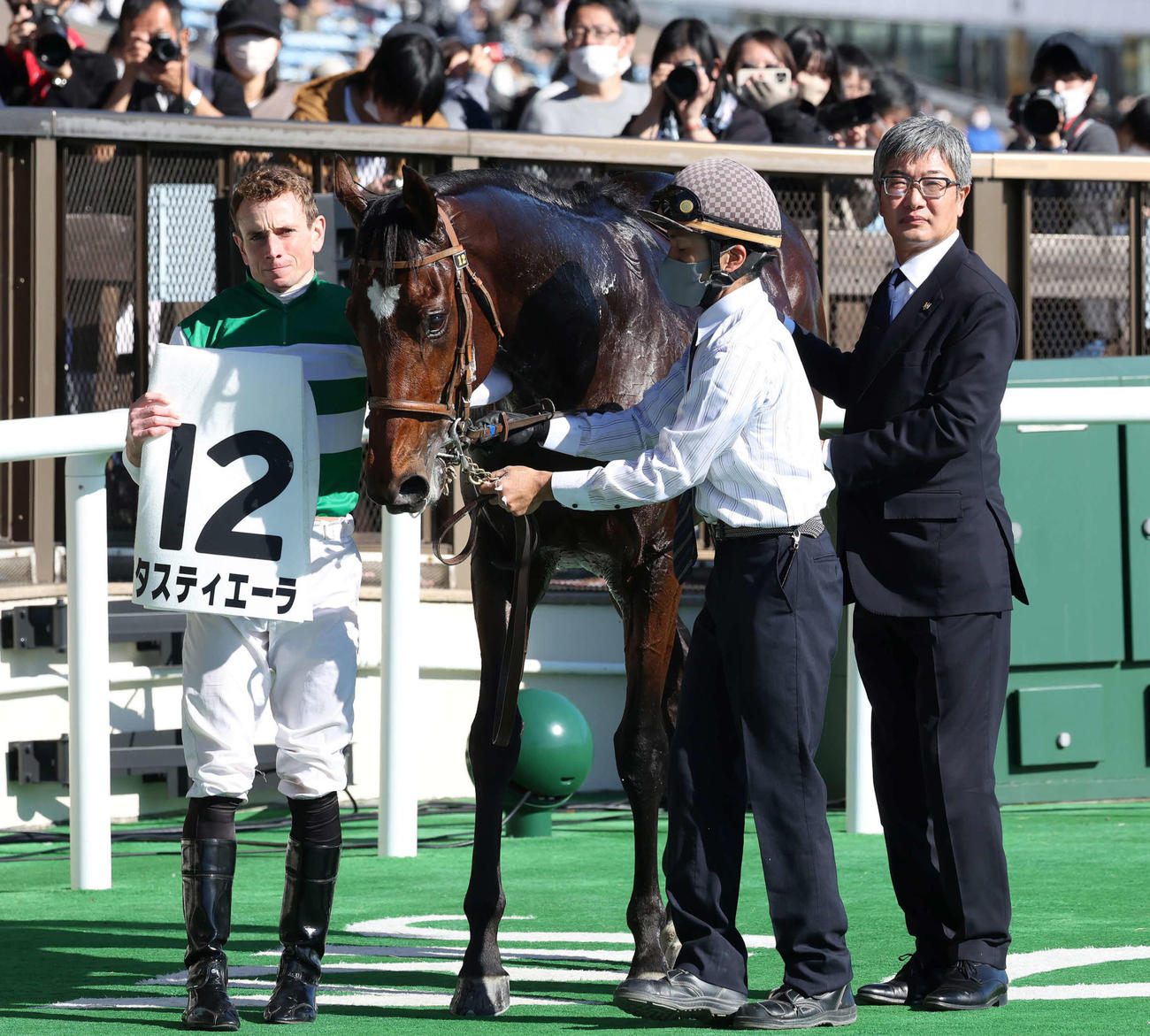 2歳新馬戦を制したタスティエーラの口取りをする堀師（右）（2022年11月27日撮影）