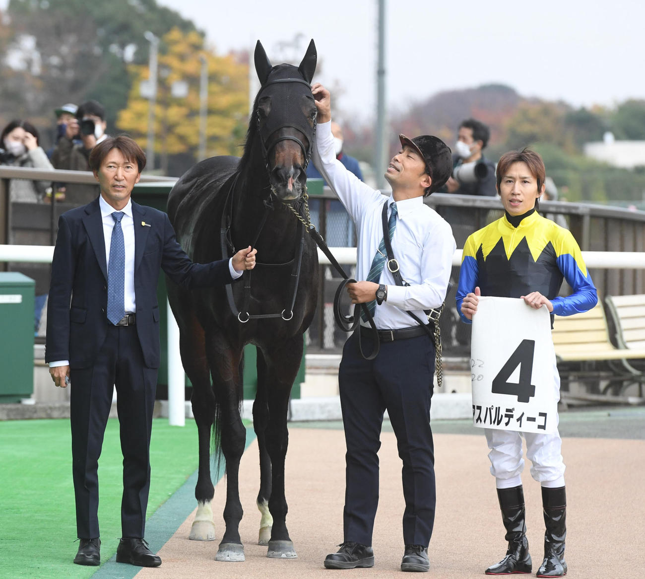 アスパルディーコと蛯名正調教師（左）（2022年11月20日撮影）